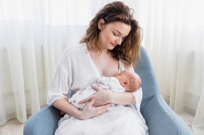 Hình ảnh em bé 4 đến 6 tháng tuổi bú bình sữa theo bảng ml sữa chuẩn cho bé
