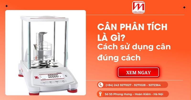 Hình ảnh cân phân tích hiện đại đặt trong môi trường phòng thí nghiệm sạch sẽ, xung quanh có dụng cụ cân và mẫu vật