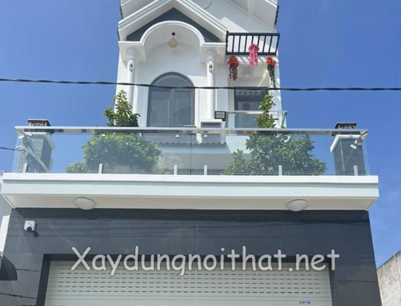 Các yếu tố cần cân nhắc khi chọn lan can sân thượng, bao gồm an toàn, thẩm mỹ và ngân sách