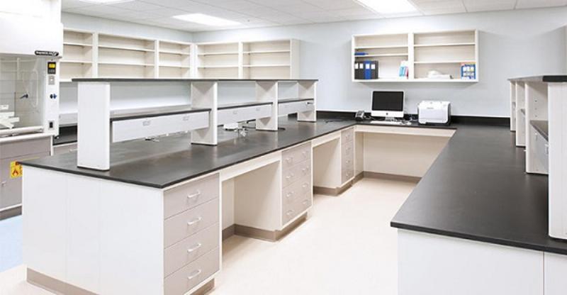Hình ảnh nhân viên phòng lab đang kiểm tra mẫu nước trong phòng thí nghiệm hiện đại của nhà máy