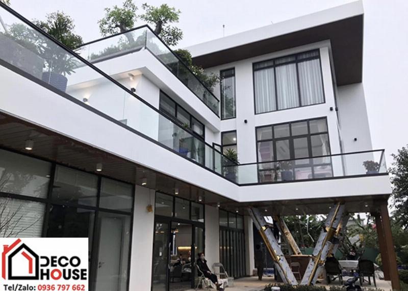 Mẫu lan can sân thượng kính cường lực hiện đại kết hợp inox, mang lại vẻ đẹp sang trọng và an toàn