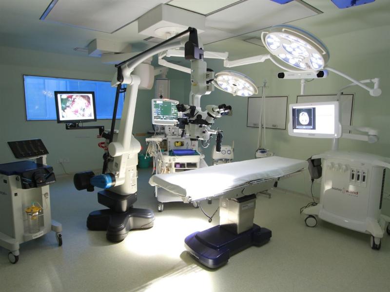 Bồn rửa tay y tế chuyên dụng cho nhà máy sản xuất, tích hợp vòi không chạm và khay đựng xà phòng.