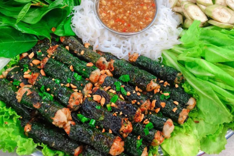 Hướng dẫn cách cuốn bò lá lốt từng bước với lá lốt và nhân thịt bò đã ướp, thể hiện kỹ thuật đặt nhân, gấp mép và cuộn chặt tay.