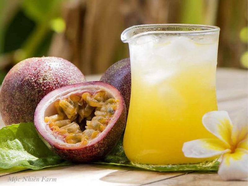 Cây chanh dây với quả và hoa, tượng trưng cho nguồn chống oxy hóa dồi dào