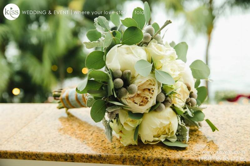 Hoa ly trang trí trong đám cưới, biểu tượng cho sự khởi đầu mới mẻ và tình yêu vĩnh cửu