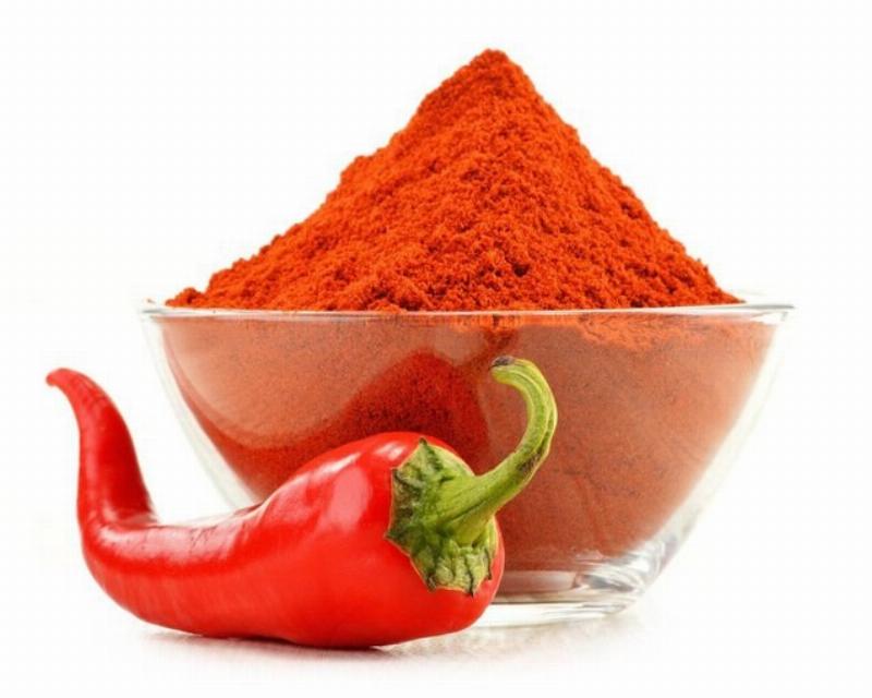 Hình minh họa lợi ích giảm cân từ việc ăn ớt, mô tả một người đang ăn món cay và cảm thấy năng động hơn