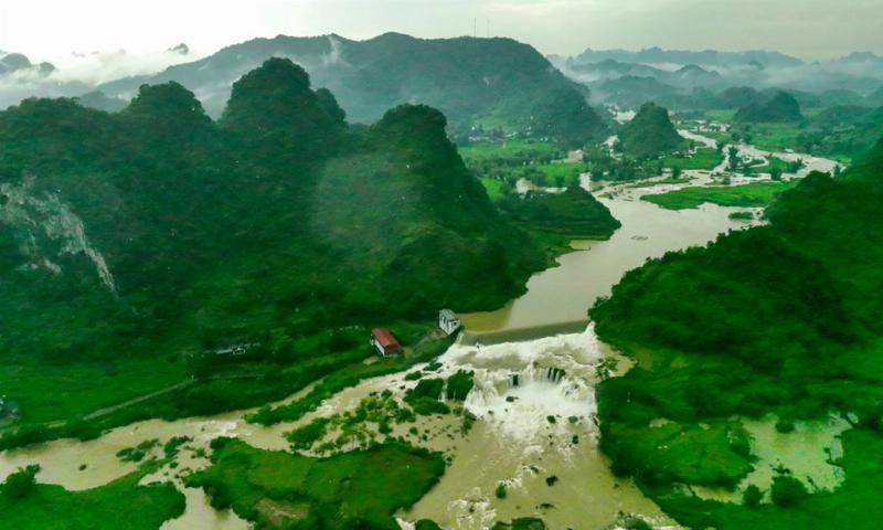 Môi trường tự nhiên với rừng núi, sông suối hùng vĩ