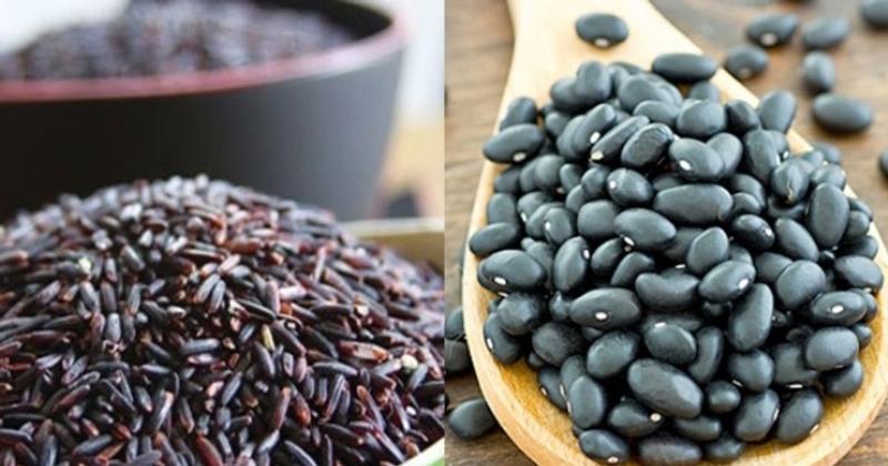 Ly nước đậu đen rang thơm lừng thể hiện tác dụng giải khát và làm đẹp da tóc từ đậu đen