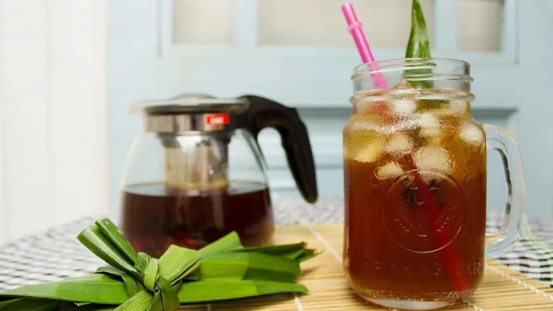 Hình ảnh ly trà bí đao mát lạnh với lát bí đao và đá, gợi tả sự giải nhiệt và thanh mát của thức uống từ trái bí đao