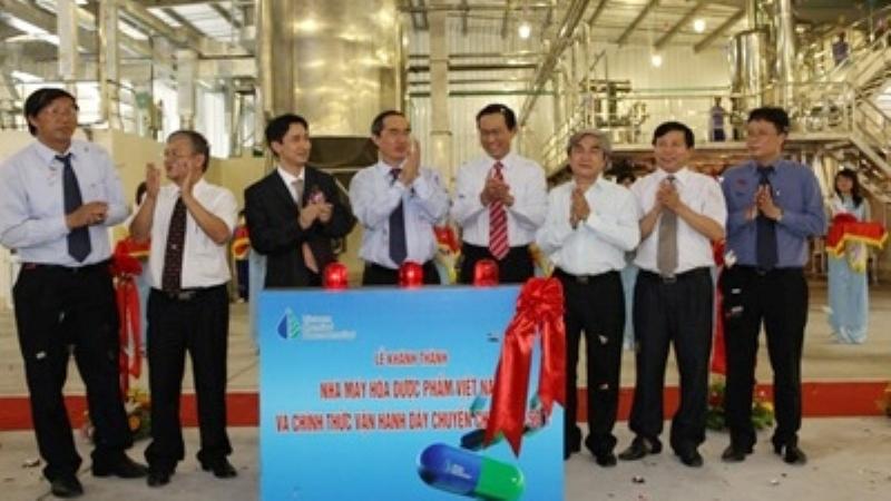 Hình ảnh minh họa quy mô sản xuất công nghiệp chiết xuất thực vật, cho thấy các thiết bị lớn phục vụ việc gia công nguyên liệu như bông thanh liễu và các loại thảo mộc khác