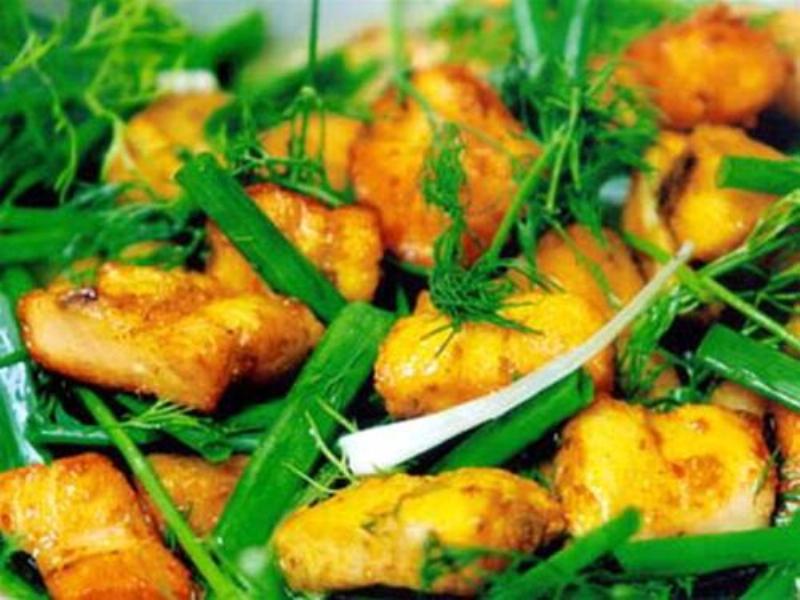 Rau mùi trong một món ăn Việt Nam điển hình như phở hoặc bún