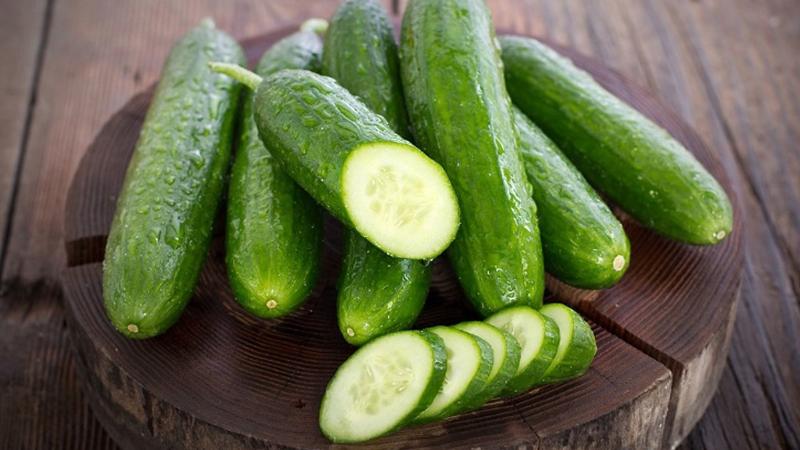 Minh họa các lợi ích sức khỏe của việc ăn dưa chuột, thể hiện dinh dưỡng và vitamin