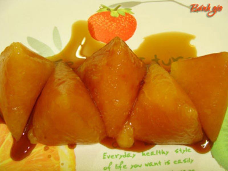 Đĩa bánh gio mật mía đã luộc chín, trong veo, cắt miếng, ăn kèm với bát mật mía sóng sánh