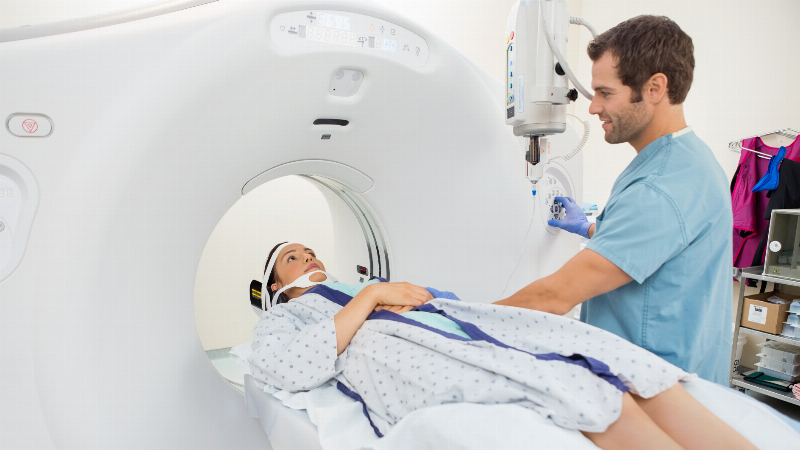 Hình ảnh bệnh nhân nằm trên bàn chụp xạ hình xương với máy gamma di động