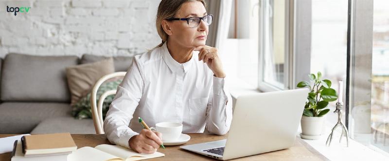 Biên tập viên làm việc tỉ mỉ để kiểm duyệt nội dung trước khi xuất bản