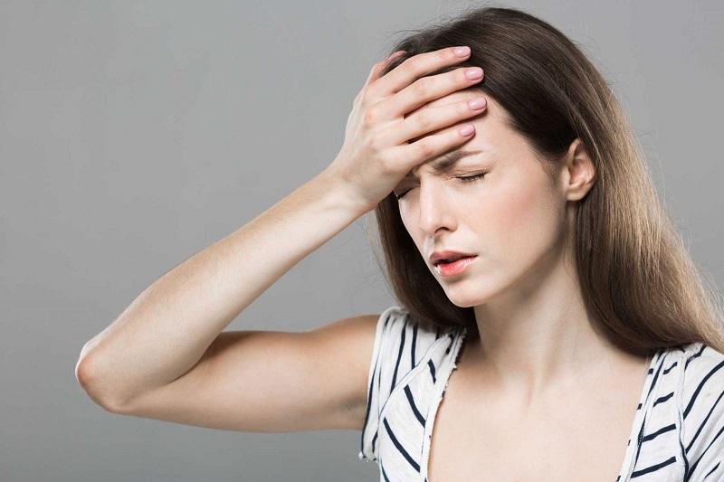 Hình ảnh minh họa biểu hiện trúng gió gây mệt mỏi, ớn lạnh và đau đầu ở người Việt Nam