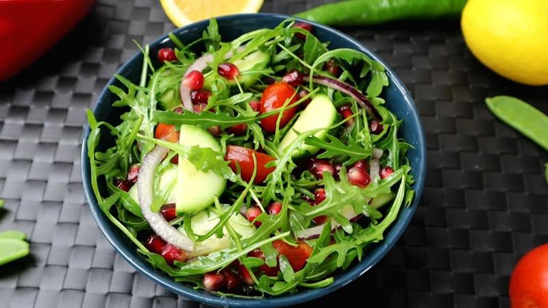 Hinh anh dia salad tuoi ngon voi nhung qua ca chua bi mong nuoc duoc dat len tren.