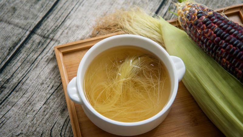 Hình ảnh minh họa các loại thảo dược phổ biến dùng để trị tiểu rắt tại nhà như râu ngô, mã đề, rau má.