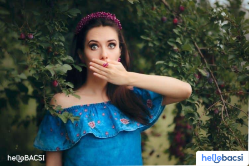 Người lớn đang áp dụng một trong những mẹo chữa nấc cụt tại nhà như nín thở hoặc uống nước