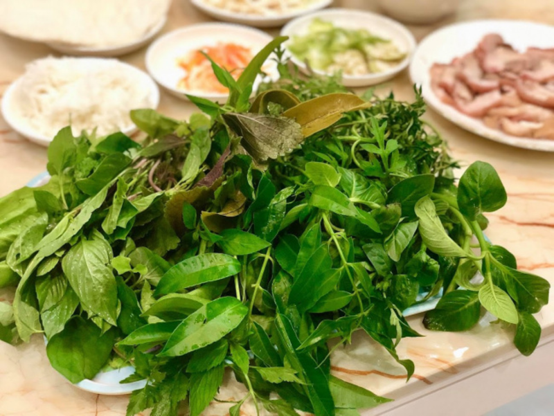 Cay ca chua than go truong thanh voi than go cung cap, la xanh um, ra nhieu qua chin do cam.