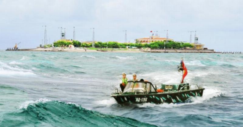 Hình ảnh một cây che bóng mát lớn với tán lá rộng rợp bóng xuống sân vườn, có người đang ngồi dưới tán cây đọc sách tạo cảm giác thư thái, mát mẻ