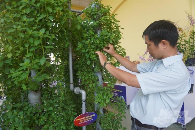 Hinh anh binh chiet may moc hien dai trong phong thi nghiem chiet xuat thao duoc