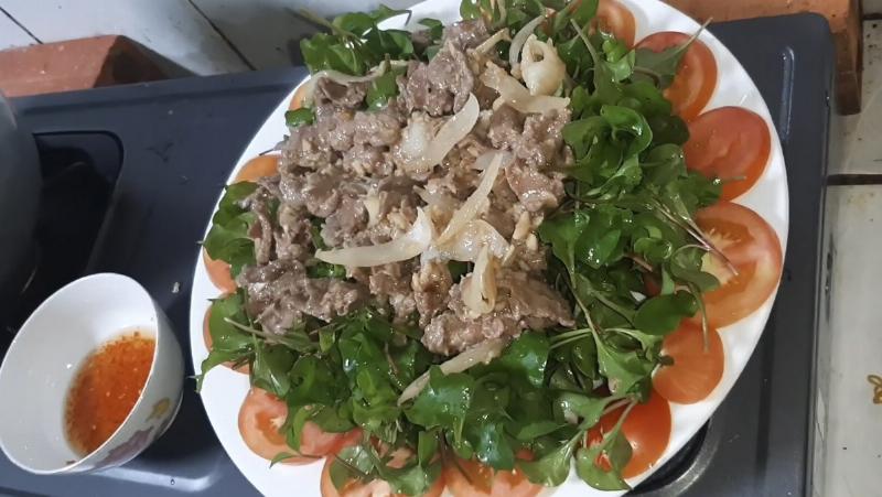 Hình ảnh viên nang hoặc bột chiết xuất xà lách xoong đặt cạnh lá xà lách xoong tươi, thể hiện sự chuyển đổi từ nguyên liệu thô sang sản phẩm bảo vệ sức khỏe.