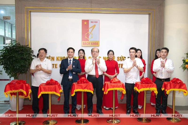 Chuyen gia trong linh vuc gia cong thuc pham bao ve suc khoe dang phan tich du lieu hinh anh thu duoc tu kinh hien vi trong phong lab