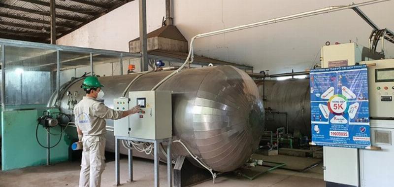 Hình ảnh mô tả công nghệ tiệt trùng thực phẩm bảo vệ sức khỏe với nồi hấp hiện đại, thể hiện sự an toàn và quy trình tiên tiến.