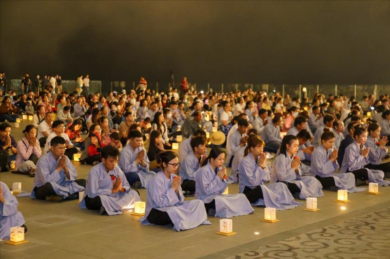 Một người đang thiền hoặc yoga dưới ánh sáng bình minh, tượng trưng cho sức khỏe thể chất và tinh thần