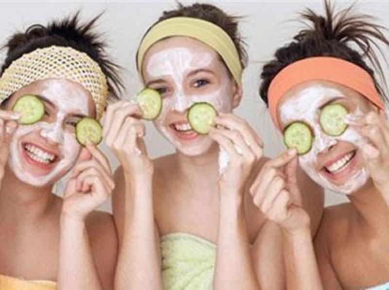 Ảnh minh họa cách dùng dưa chuột đắp mặt làm đẹp da và giảm sưng mắt