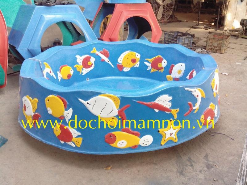Hình ảnh một hồ câu cá giải trí vào mùa hè với nhiều người đang câu