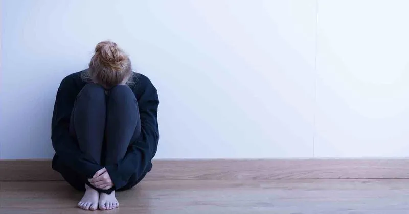 Biểu hiện tâm lý của hội chứng sợ đại dương, nỗi sợ hãi vô lý trước biển sâu hoặc vực nước lớn