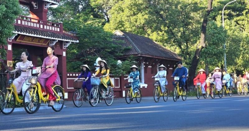 Hình ảnh kết nối giữa vẻ đẹp tự nhiên (hoa, lá, nụ) và yếu tố khoa học/công nghệ trong gia công, thể hiện sự chuyển giao từ nguồn gốc đến sản phẩm sức khỏe.