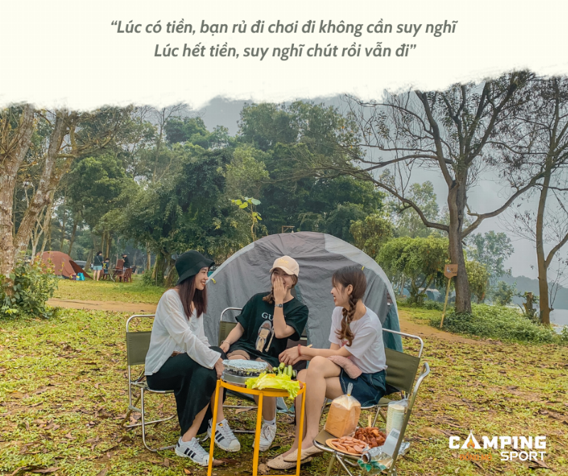 Không gian yên bình và thư giãn tại một hồ câu cá giải trí buổi chiều tà