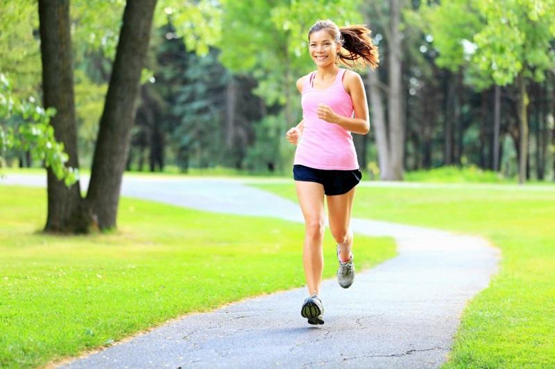 Hình ảnh một chuyên gia dinh dưỡng hoặc y tế đang tư vấn cho một người phụ nữ về kết quả BMI và kế hoạch sức khỏe