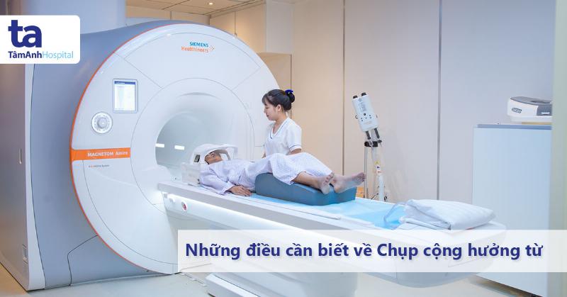 Hình ảnh máy chụp xạ hình xương hiện đại cho thấy cấu trúc thiết bị và vị trí bệnh nhân nằm