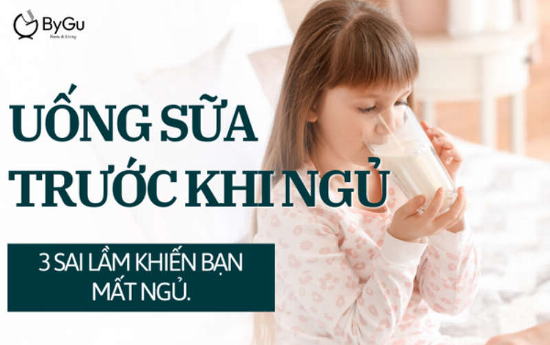 Một người đang thưởng thức một tách trà nóng, tay ôm ly, trong không gian ấm cúng, thể hiện cảm giác dễ chịu khi giữ ấm cơ thể.
