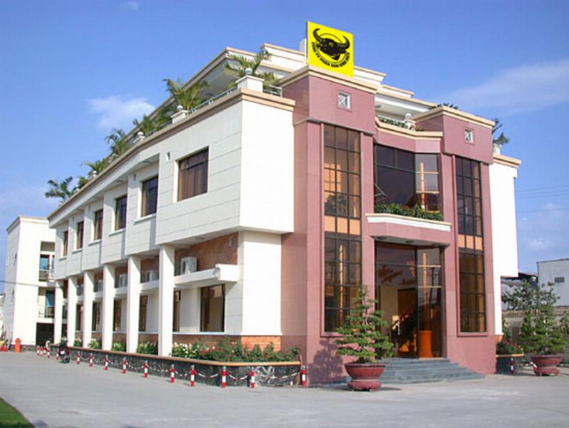 Nhân viên kiểm tra chất lượng nguyên liệu tại một vựa lớn ở chợ Bình Điền trước khi chuyển đến nhà máy gia công.