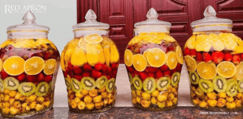 Ly rượu dâu tằm màu tím đỏ hấp dẫn sau khi ngâm đủ thời gian, sẵn sàng sử dụng