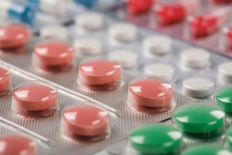Viên nang rutin hoặc bột rutin, cùng với các biểu tượng nhỏ minh họa các tác dụng như chống oxy hóa, hỗ trợ tim mạch