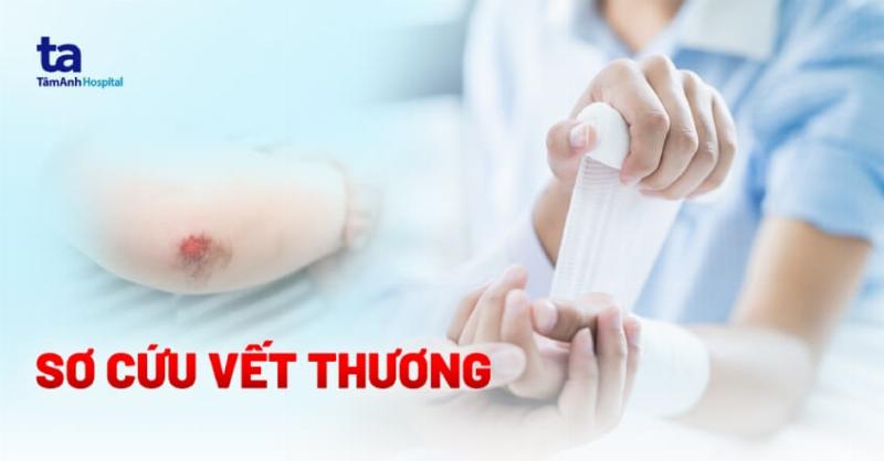 Hình ảnh sơ cứu ban đầu vết đứt tay chảy máu bao gồm rửa sạch tay và vết thương