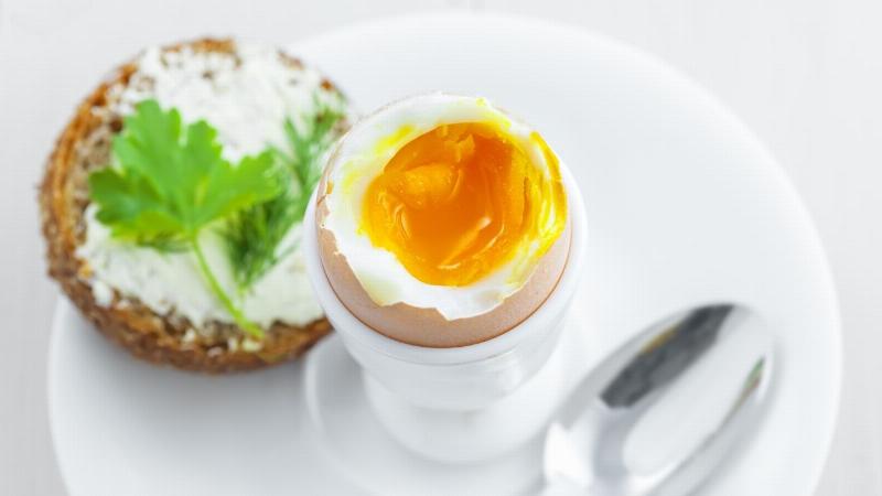 So sánh trứng lòng đào và trứng luộc chín về cấu trúc và lượng calo dinh dưỡng