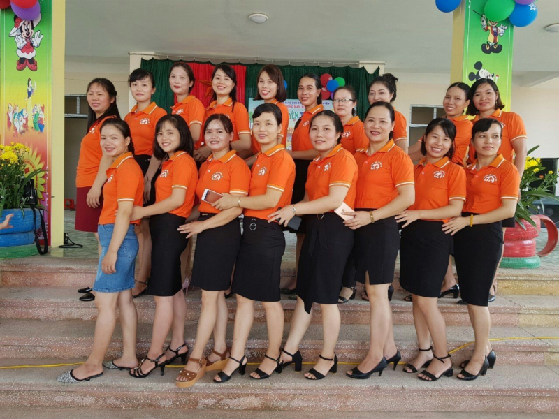 Trứng bướm nhỏ li ti bám trên lá cây xanh, khởi đầu vòng đời phát triển của bướm