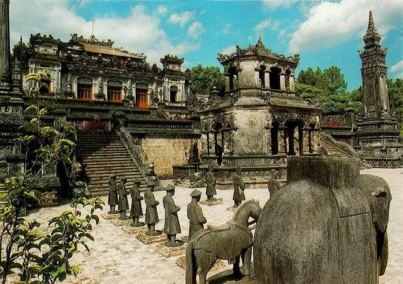 Hình ảnh minh họa sự lan truyền của truyền thuyết đô thị, có thể là hình ảnh bàn tán hoặc các biểu tượng liên quan đến tin đồn (dấu hỏi lớn, loa phát thanh cổ điển).